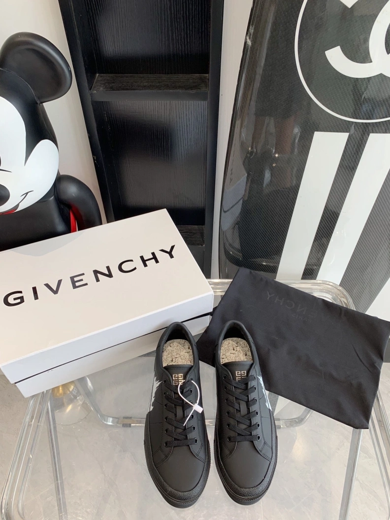 Lightweight Gxvxnchy Sneakers 151764