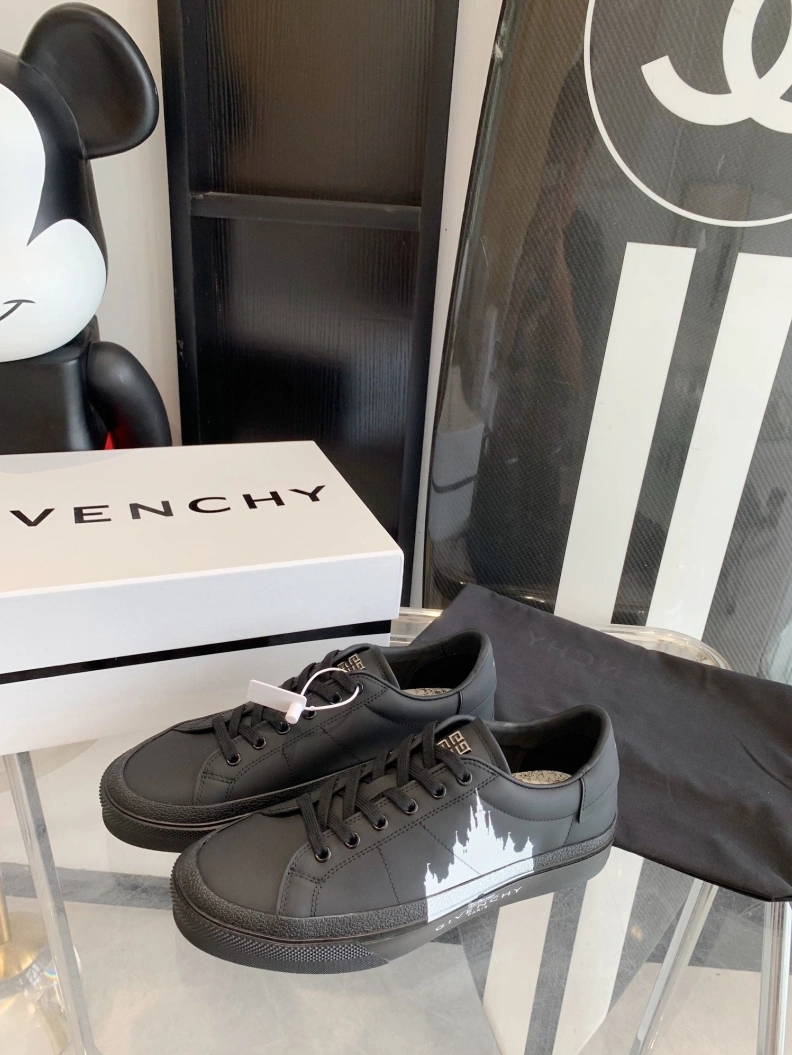Lightweight Gxvxnchy Sneakers 151764