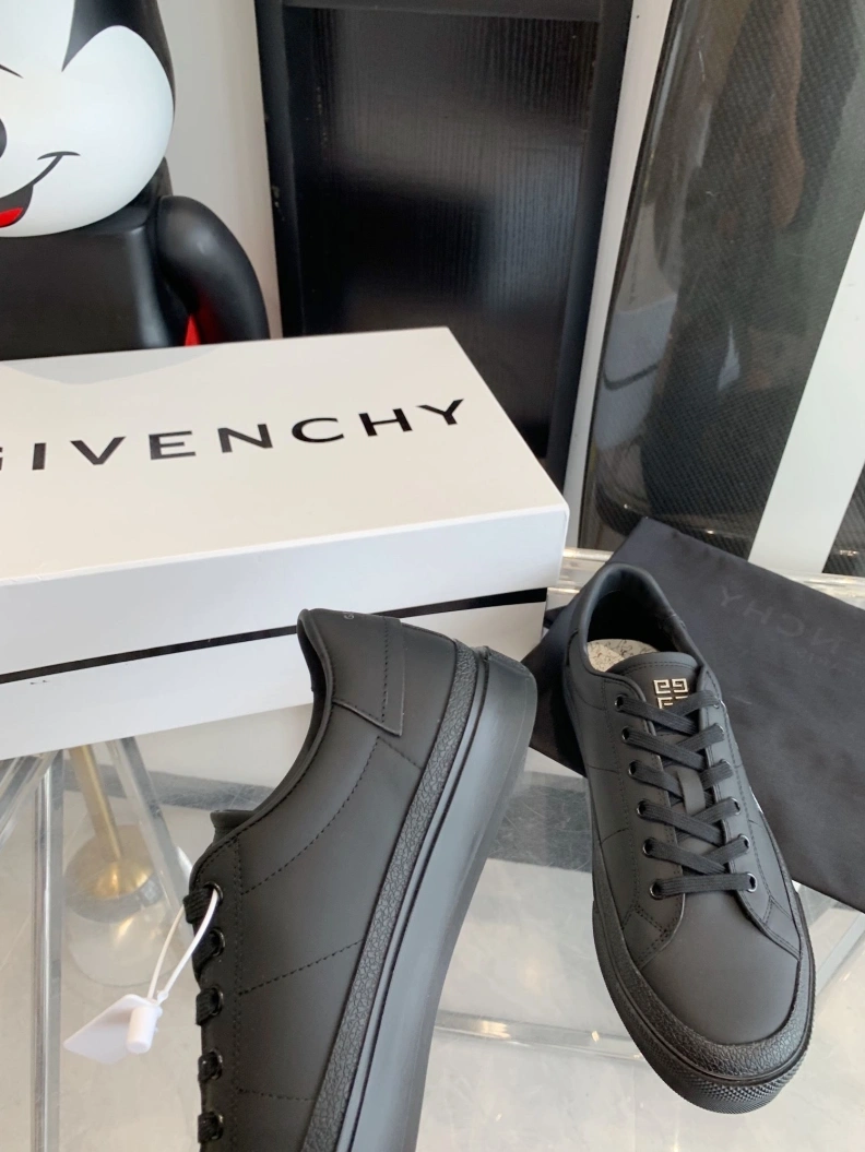 Lightweight Gxvxnchy Sneakers 151764