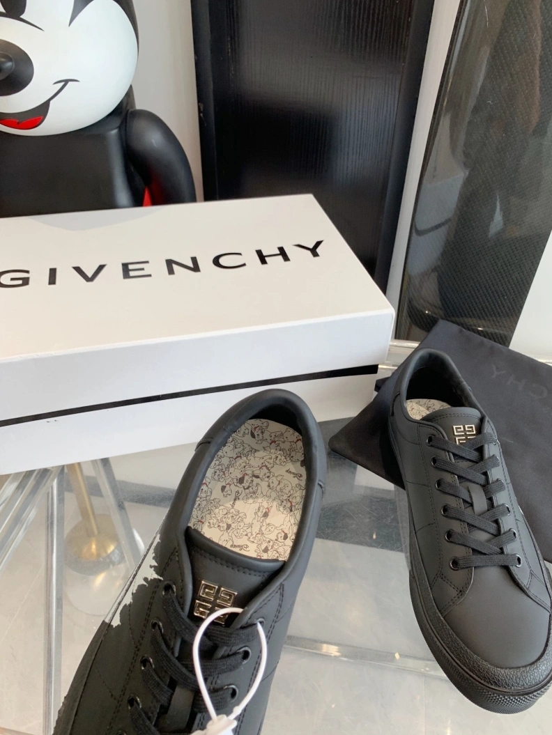 Lightweight Gxvxnchy Sneakers 151764