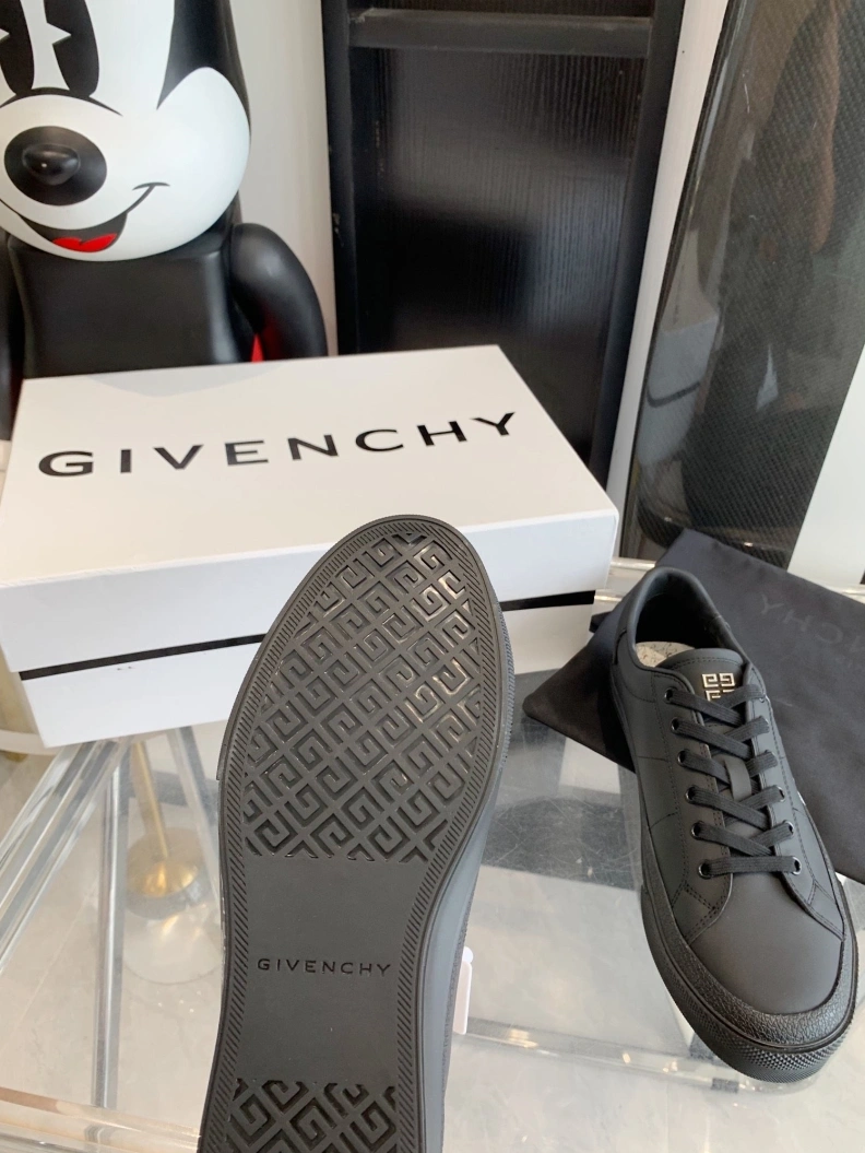 Lightweight Gxvxnchy Sneakers 151764