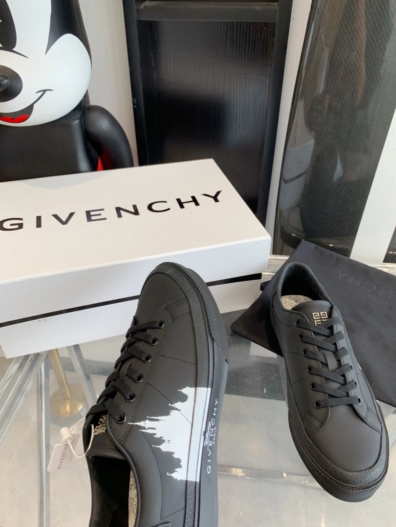 Lightweight Gxvxnchy Sneakers 151764