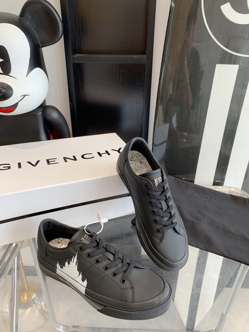 Lightweight Gxvxnchy Sneakers 151764