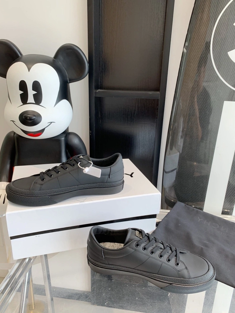 Lightweight Gxvxnchy Sneakers 151764