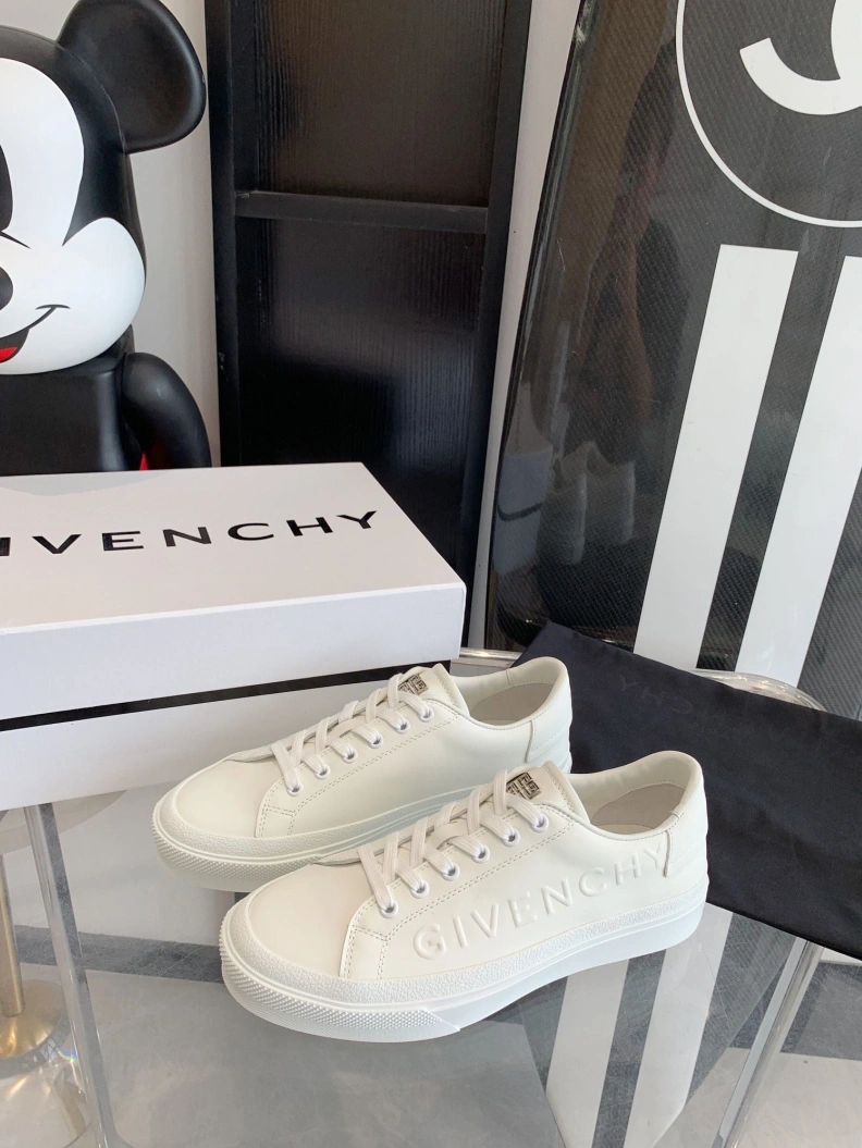 Cozy Gxvxnchy Sneakers 151761