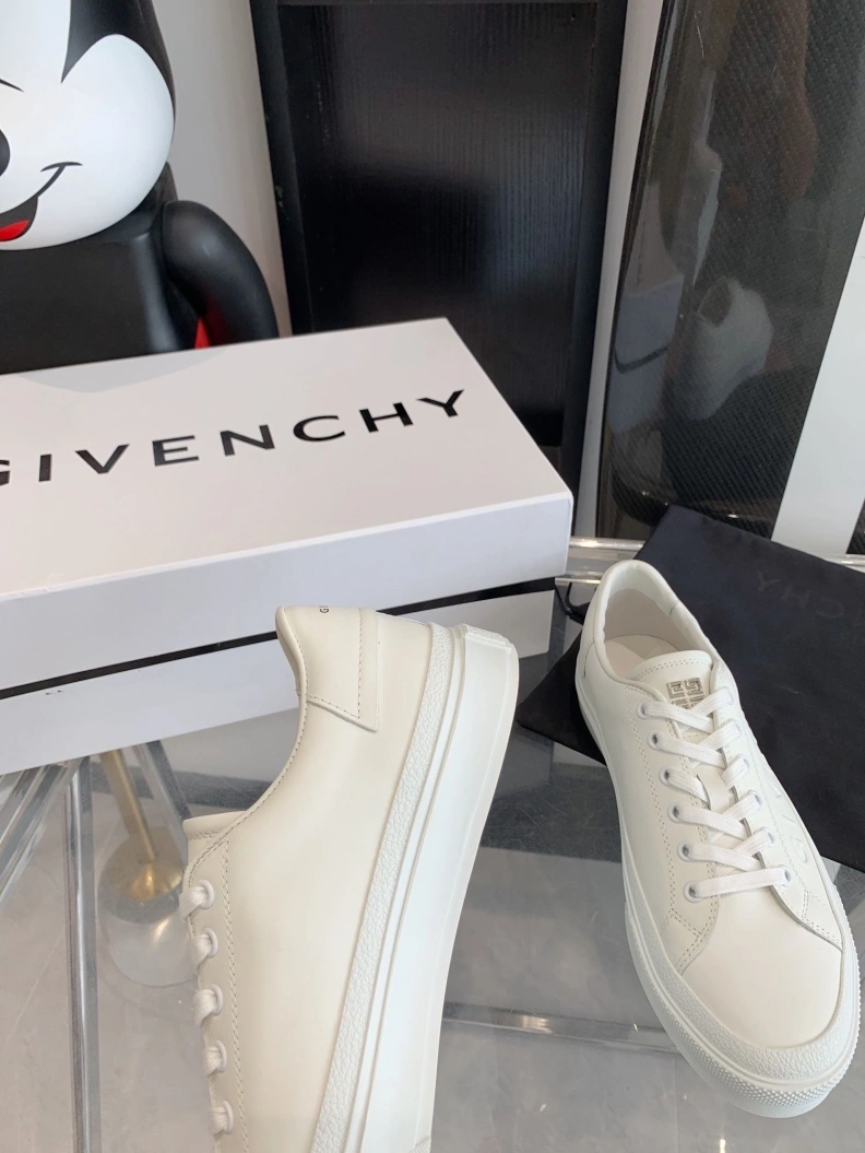 Cozy Gxvxnchy Sneakers 151761