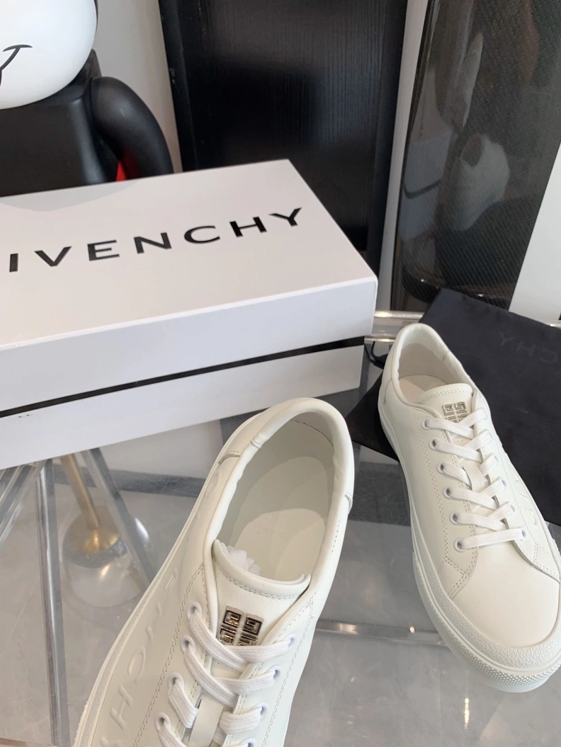 Cozy Gxvxnchy Sneakers 151761