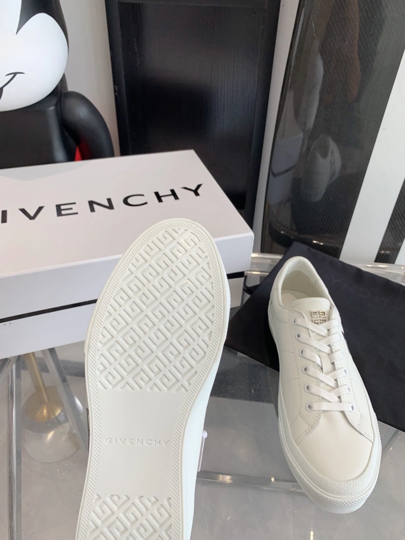 Modern Gxvxnchy Sneakers 151743