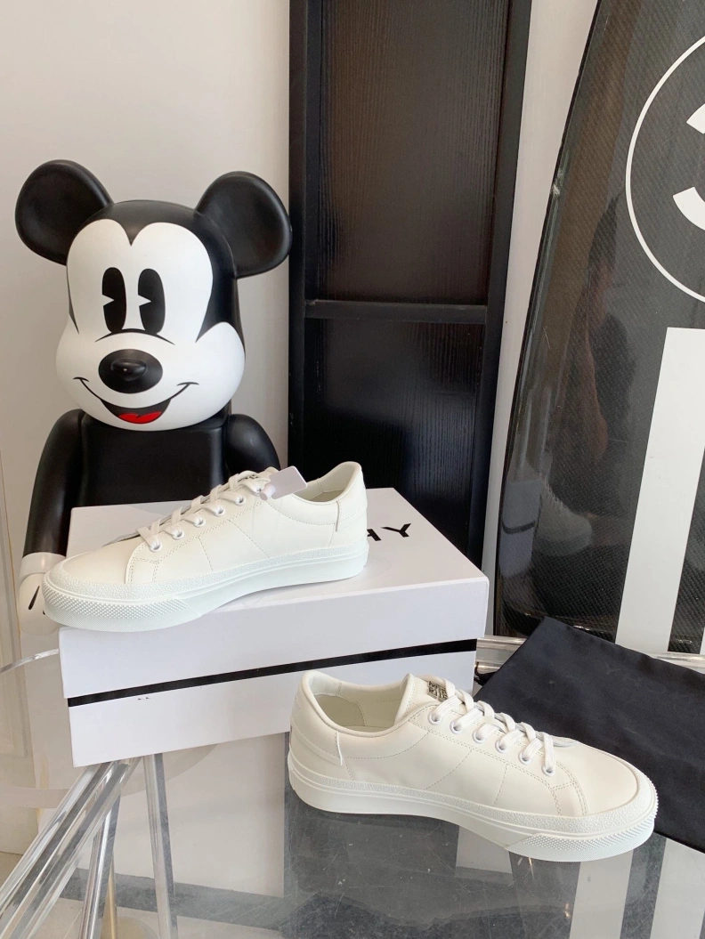 Modern Gxvxnchy Sneakers 151743