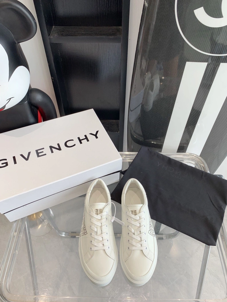 Practical Gxvxnchy Sneakers 151745