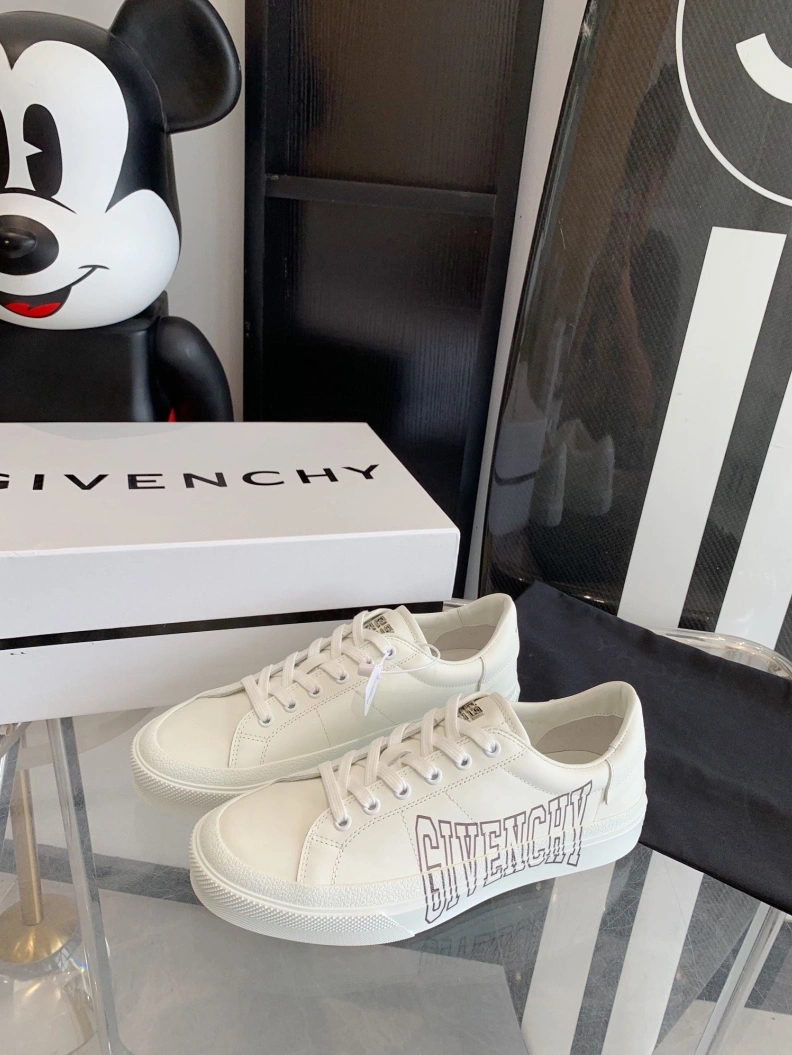 Practical Gxvxnchy Sneakers 151745