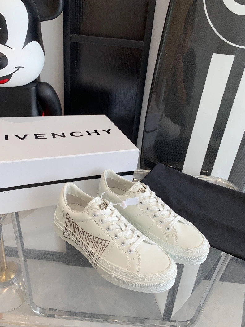 Practical Gxvxnchy Sneakers 151745