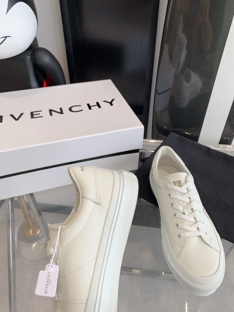 Practical Gxvxnchy Sneakers 151745