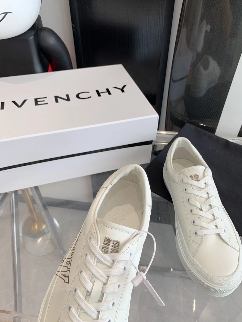 Practical Gxvxnchy Sneakers 151745