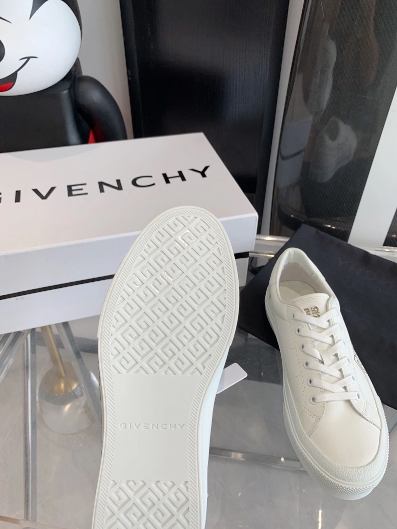 Practical Gxvxnchy Sneakers 151745