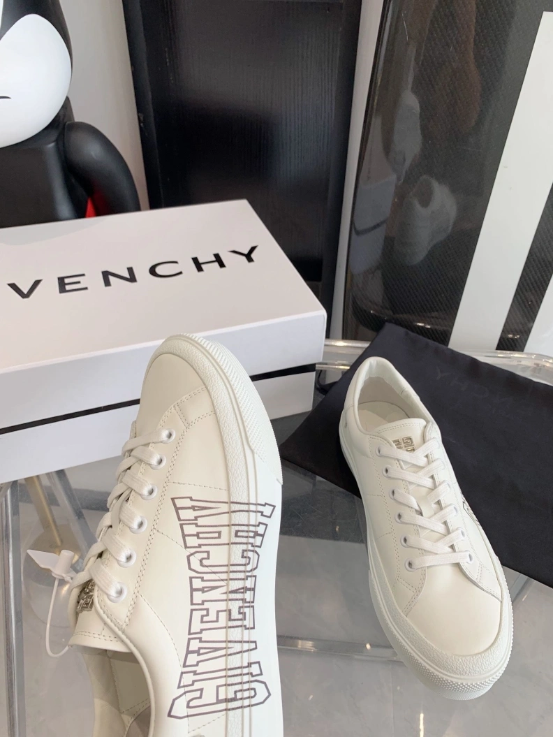 Practical Gxvxnchy Sneakers 151745