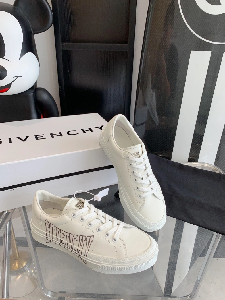 Practical Gxvxnchy Sneakers 151745
