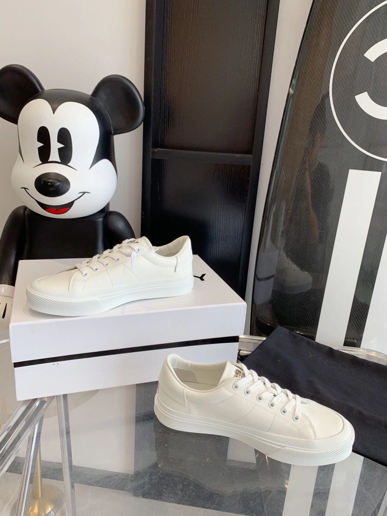 Practical Gxvxnchy Sneakers 151745