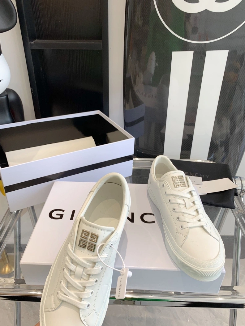 Cozy Gxvxnchy Sneakers 151738