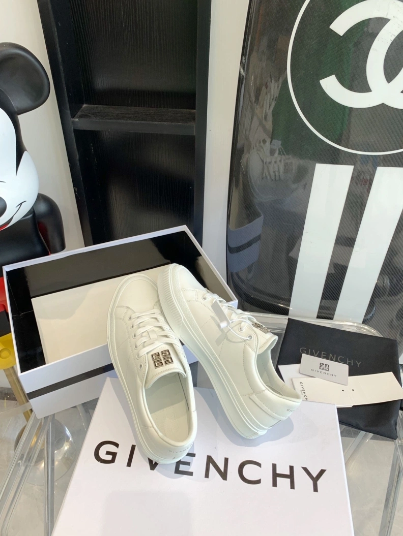 Cozy Gxvxnchy Sneakers 151738