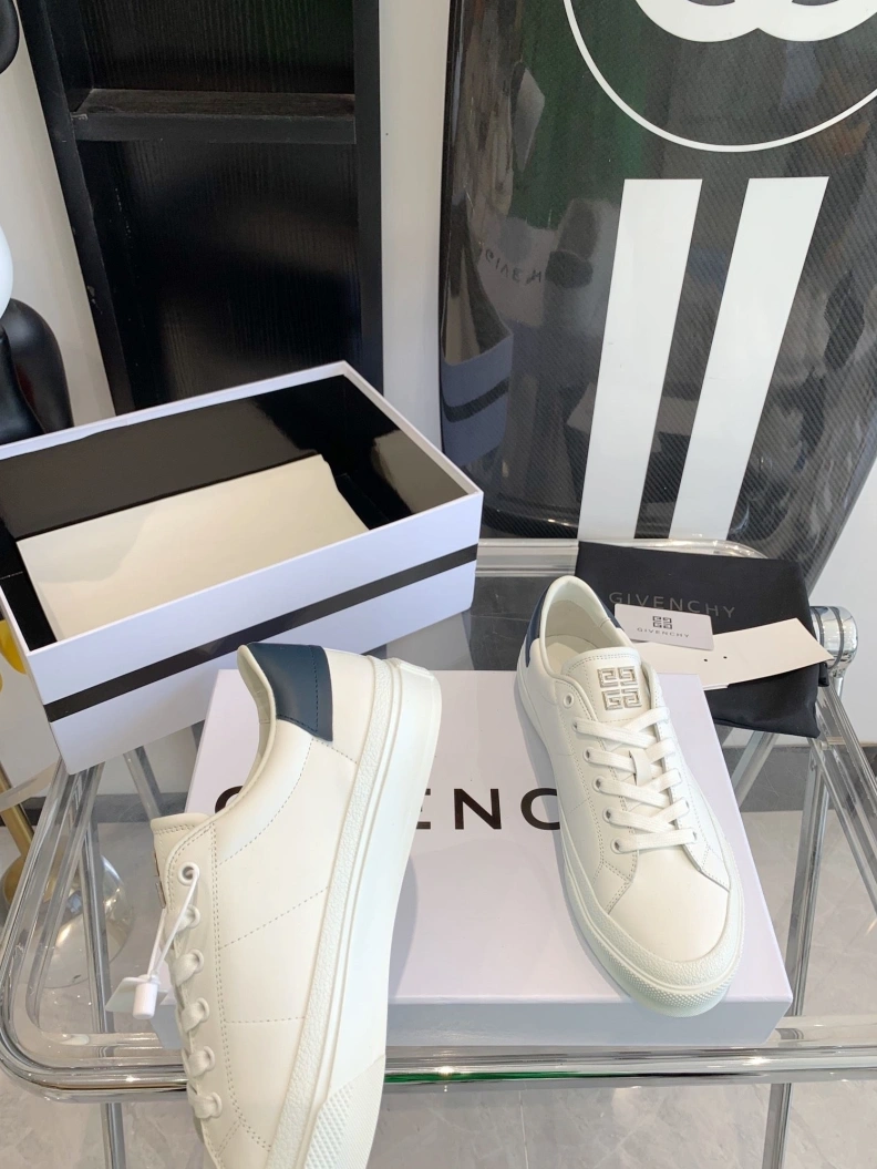 Cozy Gxvxnchy Sneakers 151739