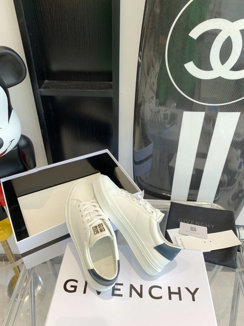 Cozy Gxvxnchy Sneakers 151739