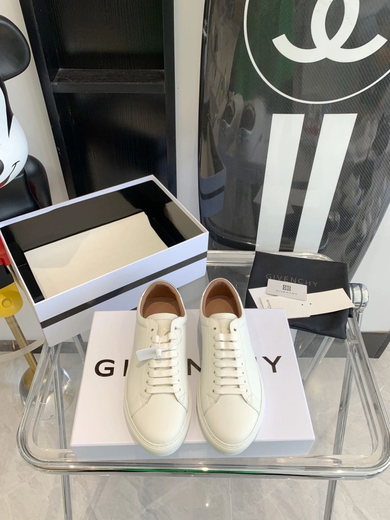 Bold Gxvxnchy Sneakers 151732