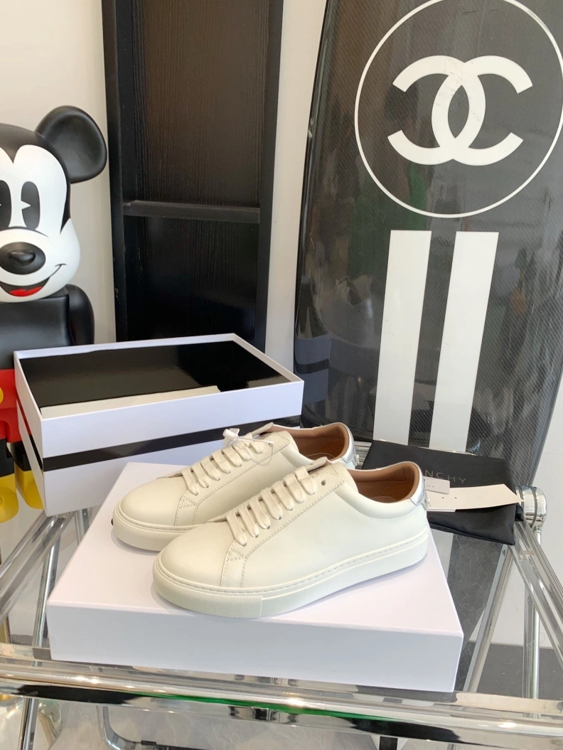 Bold Gxvxnchy Sneakers 151732