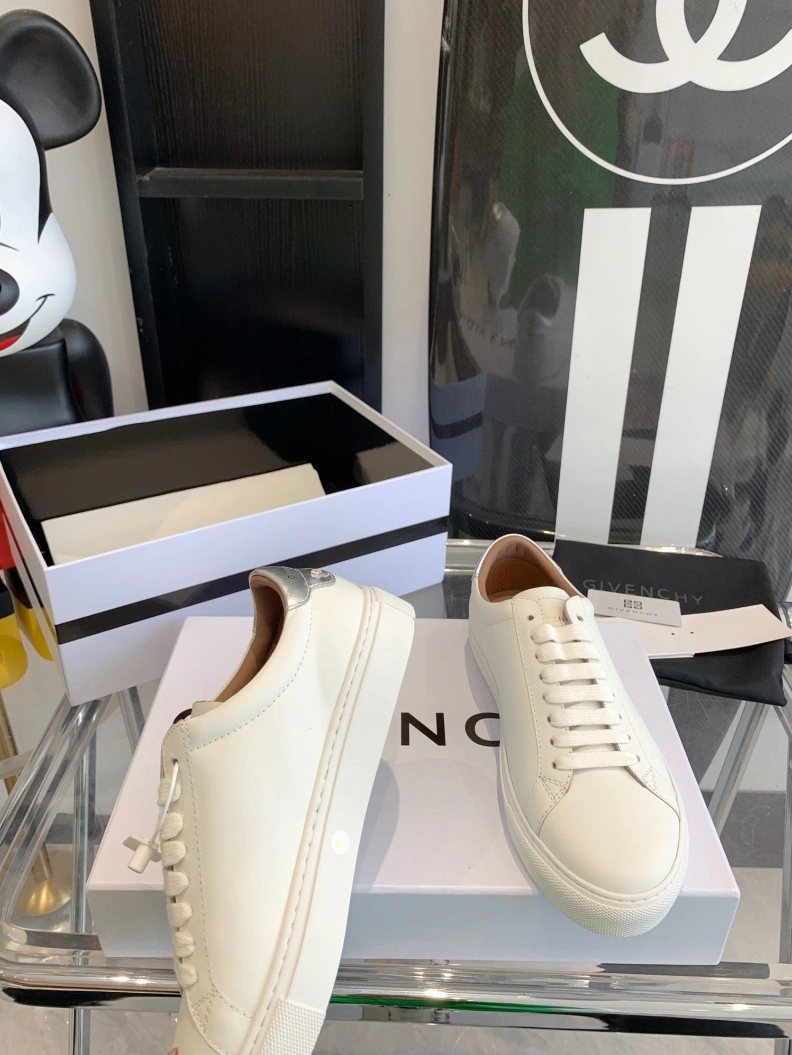 Bold Gxvxnchy Sneakers 151732