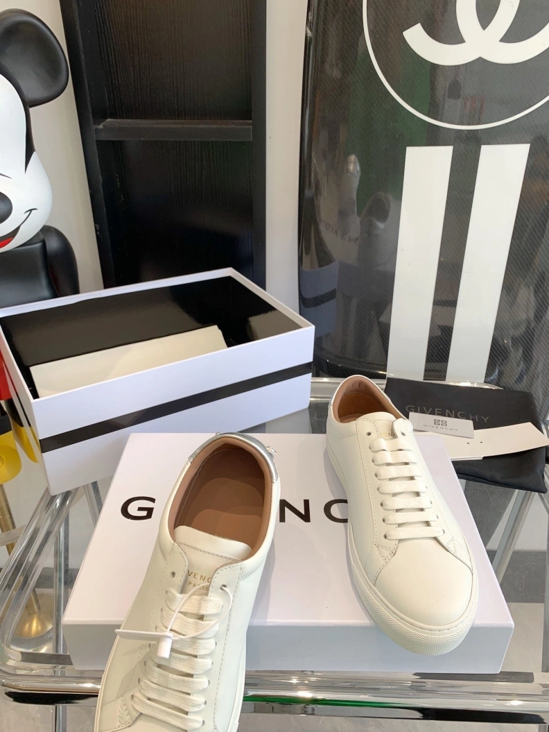 Bold Gxvxnchy Sneakers 151732
