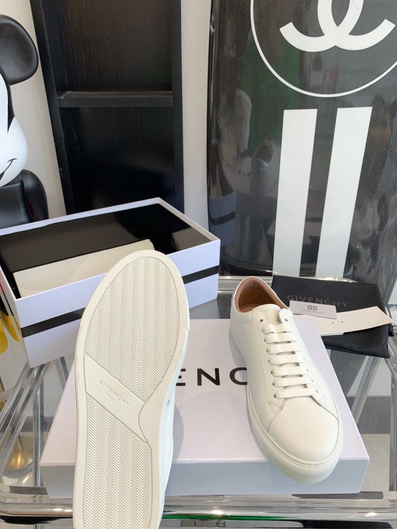 Bold Gxvxnchy Sneakers 151732