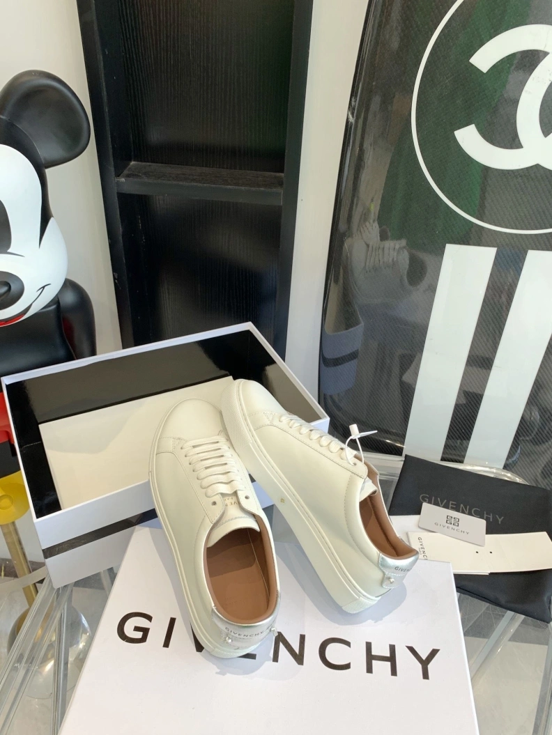 Bold Gxvxnchy Sneakers 151732