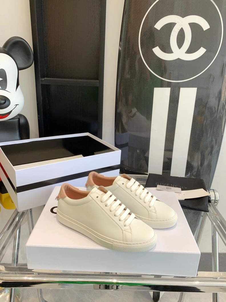 Bold Gxvxnchy Sneakers 151730