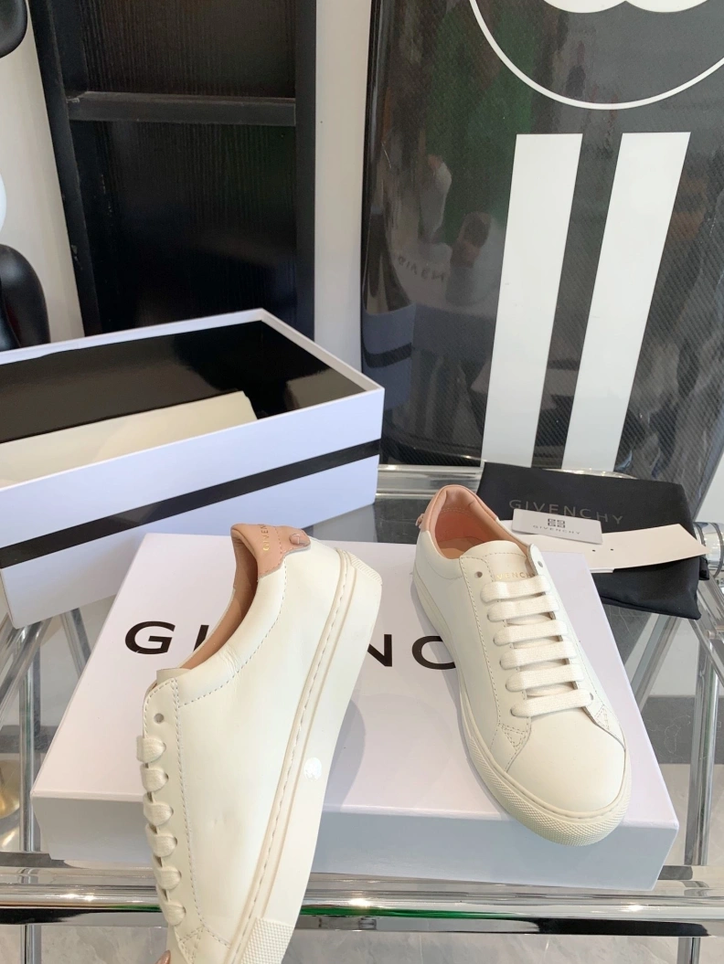 Bold Gxvxnchy Sneakers 151730