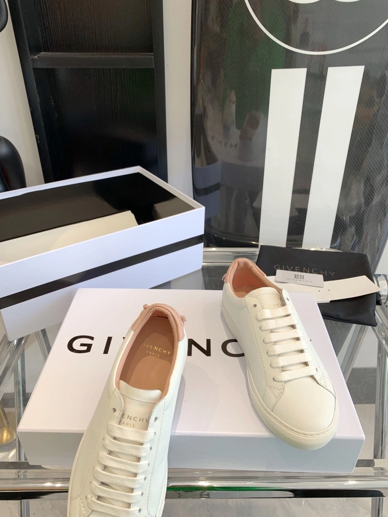 Bold Gxvxnchy Sneakers 151730