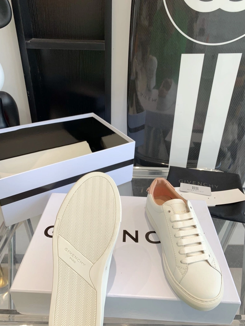Bold Gxvxnchy Sneakers 151730