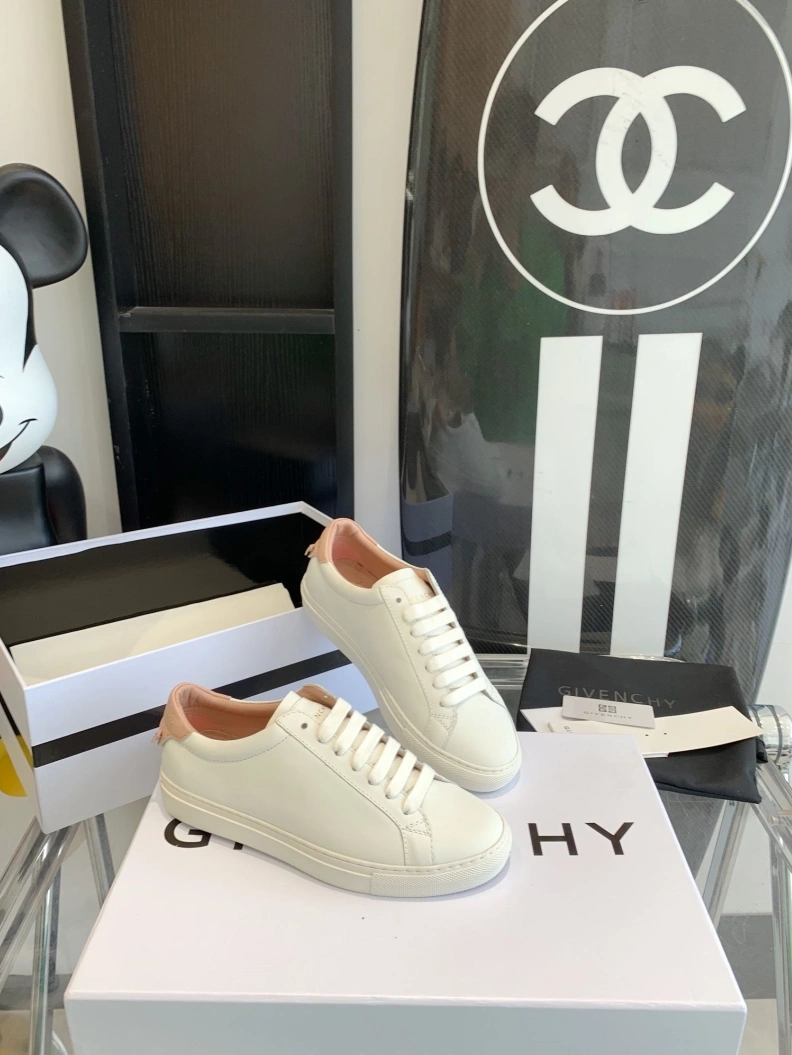 Bold Gxvxnchy Sneakers 151730