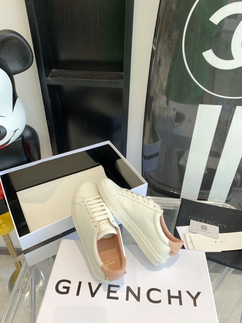 Bold Gxvxnchy Sneakers 151730