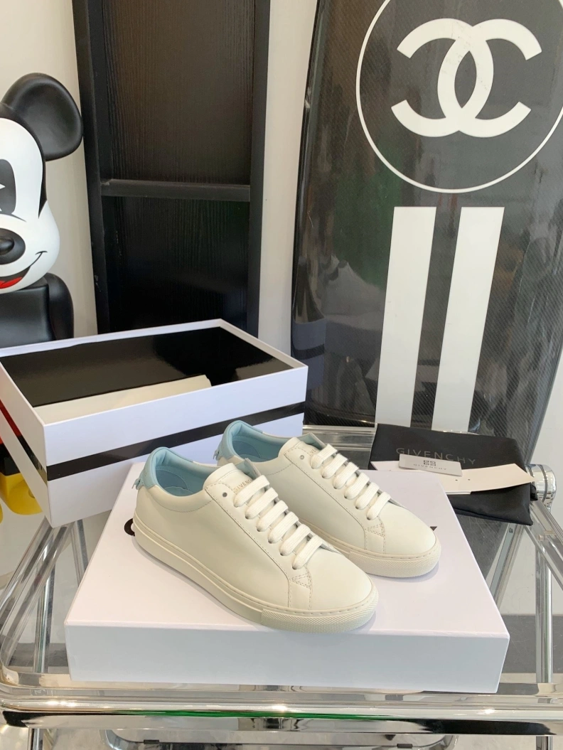 HighQuality Gxvxnchy Sneakers 151729