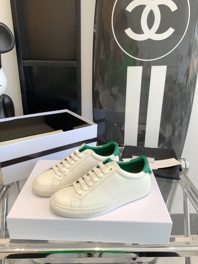 WellDesigned Gxvxnchy Sneakers 151718