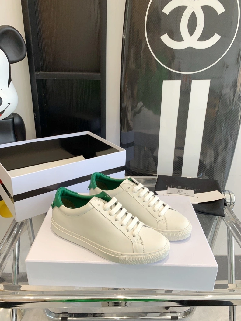 WellDesigned Gxvxnchy Sneakers 151718