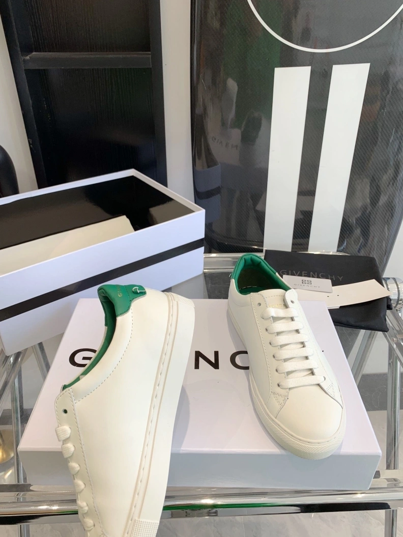 WellDesigned Gxvxnchy Sneakers 151718