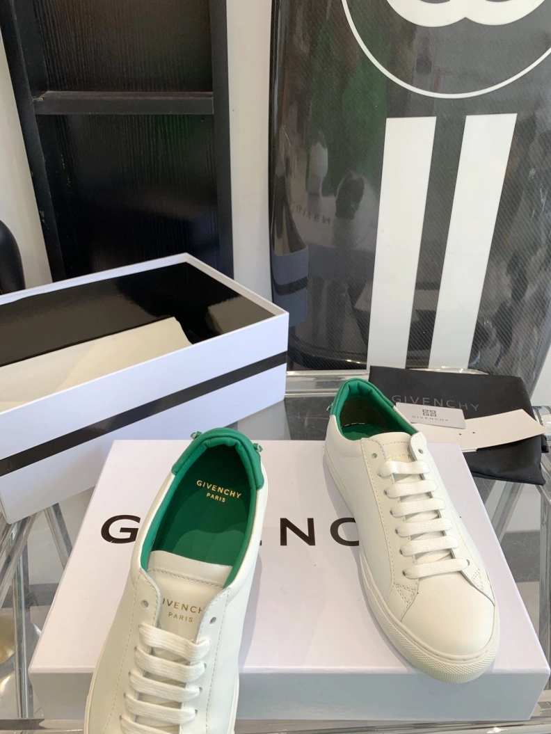 WellDesigned Gxvxnchy Sneakers 151718