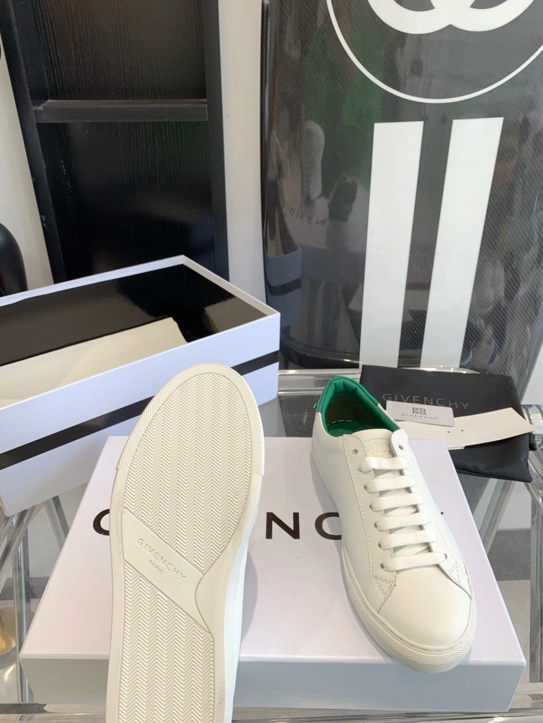 WellDesigned Gxvxnchy Sneakers 151718
