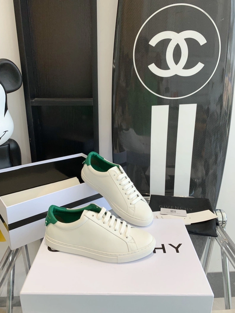 WellDesigned Gxvxnchy Sneakers 151718