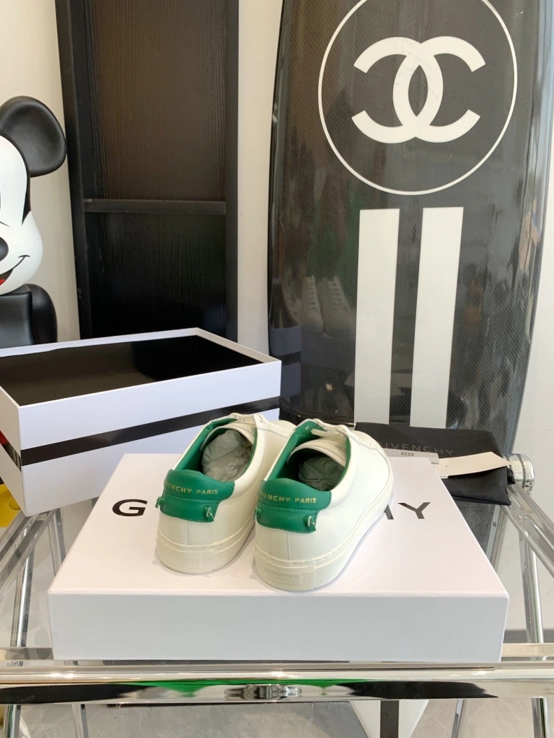 WellDesigned Gxvxnchy Sneakers 151718