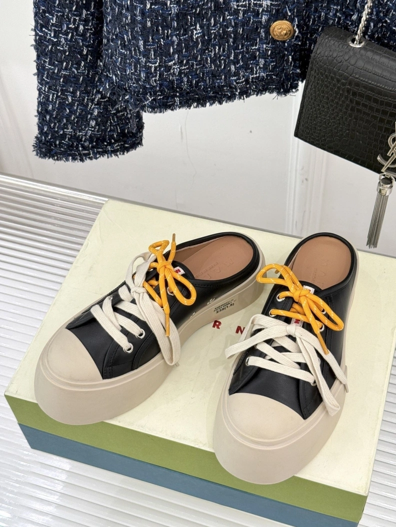 WellDesigned Othxr Slippers 209571