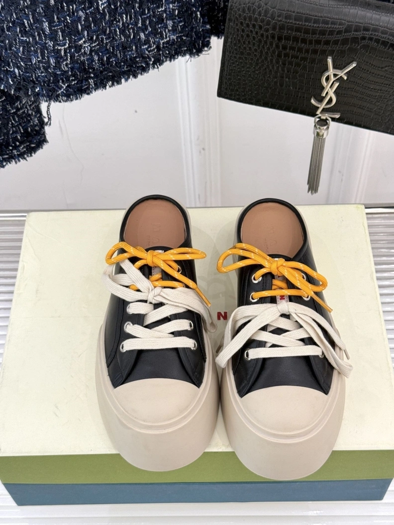 WellDesigned Othxr Slippers 209571