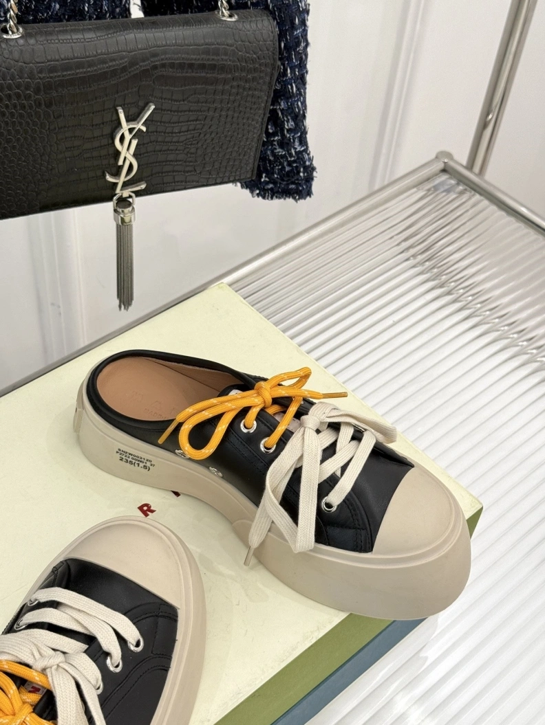WellDesigned Othxr Slippers 209571