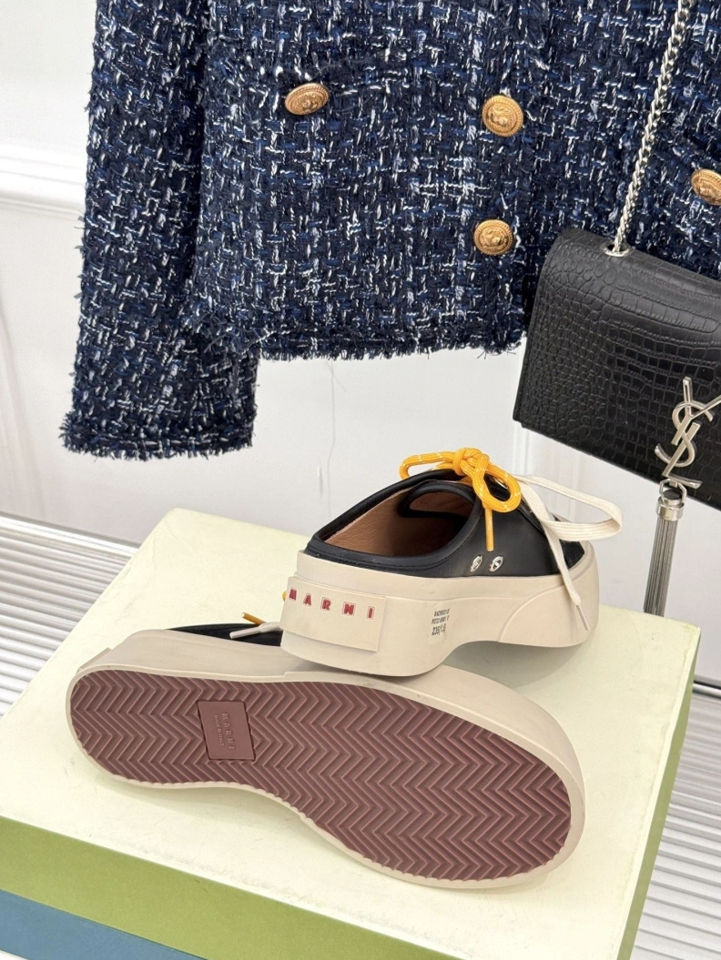 WellDesigned Othxr Slippers 209571
